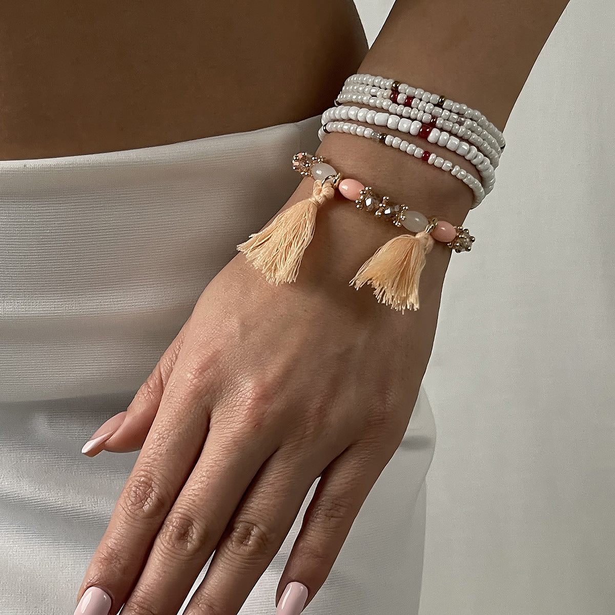 Bracciale con nappine in stile etnico con base in lega e perline fatte a mano da donna