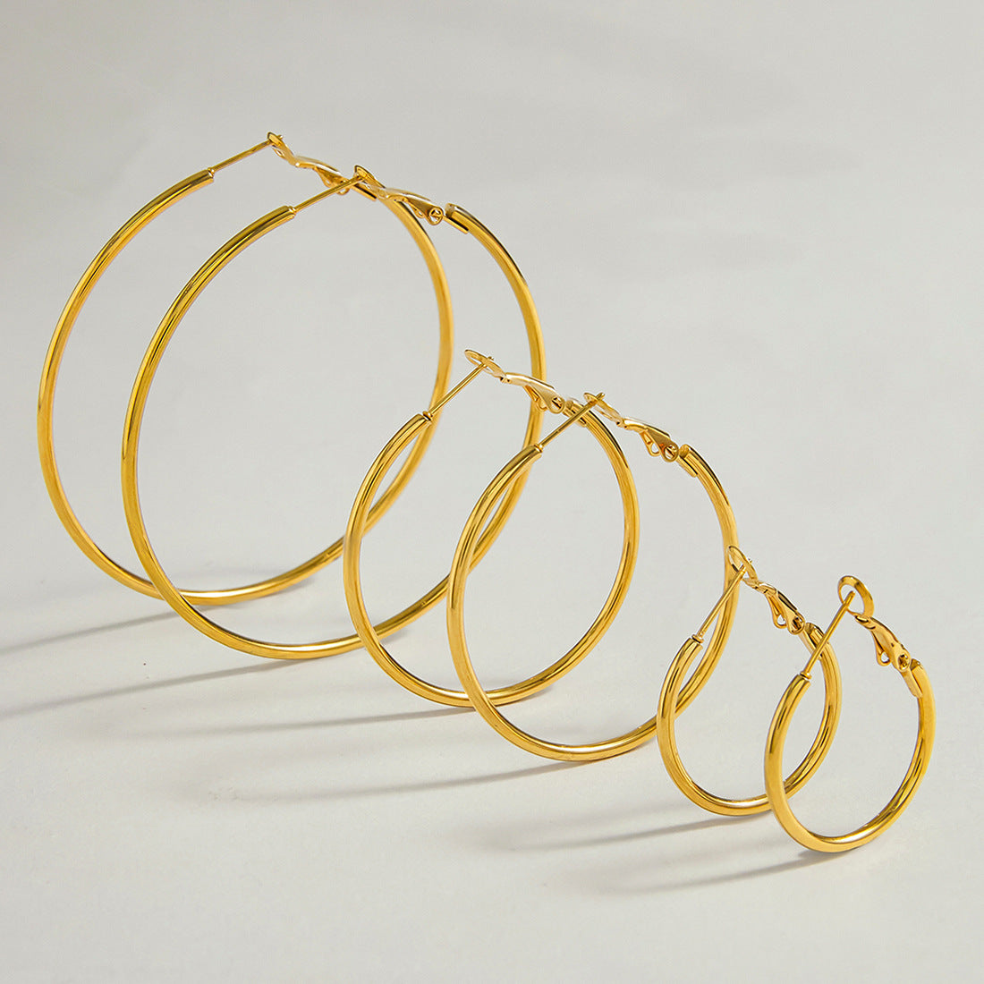 Orecchini a Cerchio Minimalisti Geometrici in Acciaio al Titanio da Donna con Finitura Placcata e Fili per Orecchini in Acciaio Inossidabile