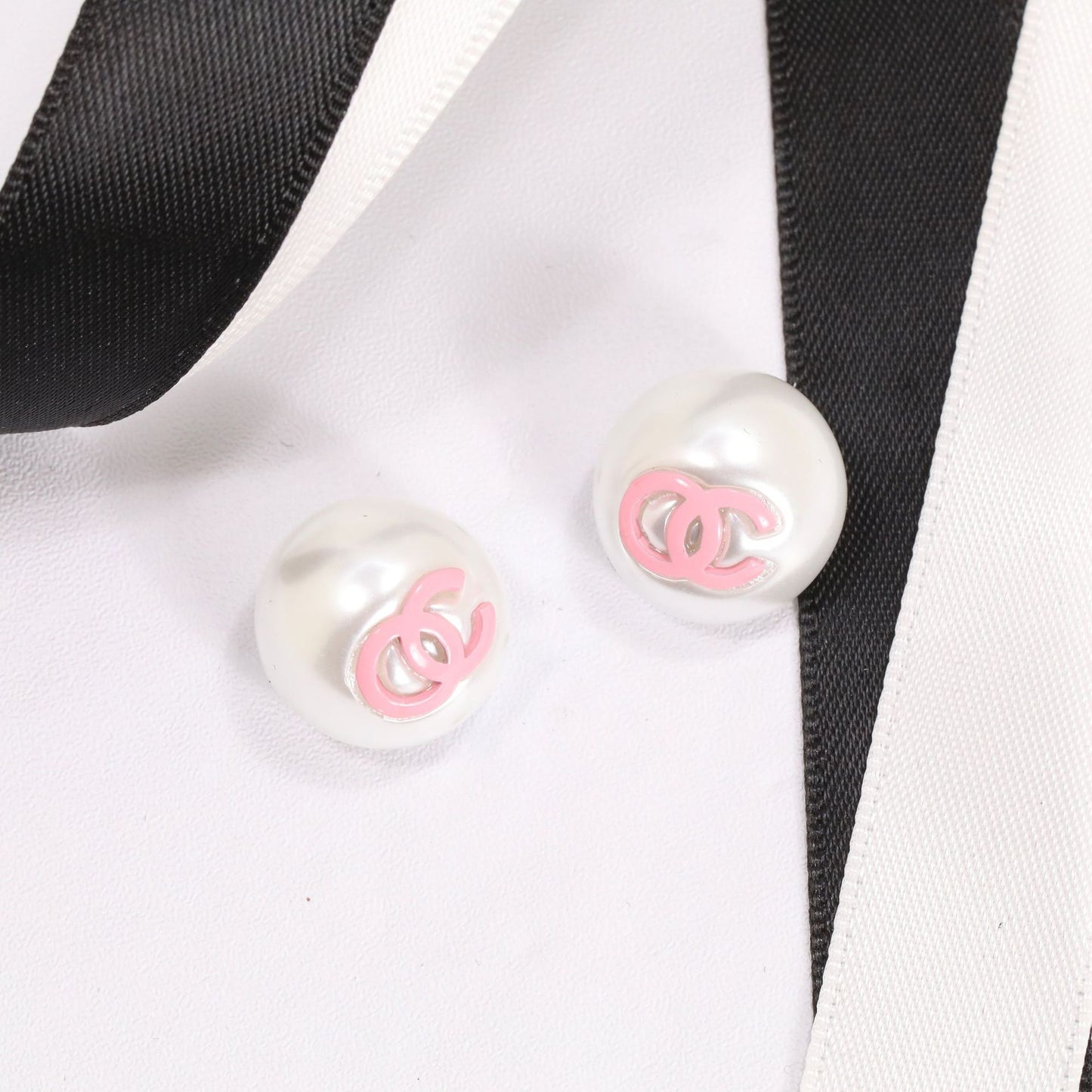 Orecchini a perno con perle nere e rosa, eleganti, di lusso, a doppia C, in argento sterling 925 placcato