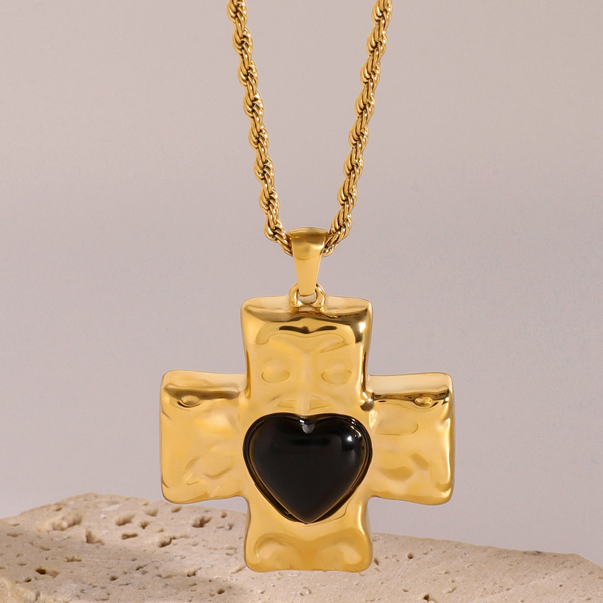 Collana con Pendente a Croce Geometrica Minimalista in Acciaio Inox con Ciondolo in Acciaio al Titanio e Finitura Elettroplaccata