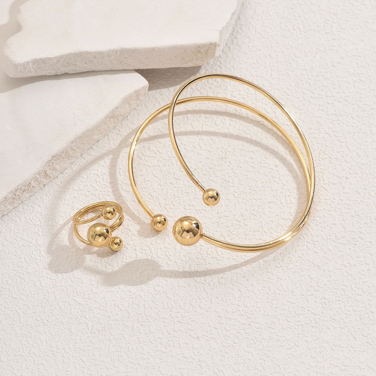 Conjunto de brazalete abierto y anillo con diseño geométrico de línea para mujer en aleación de zinc con acabado chapado