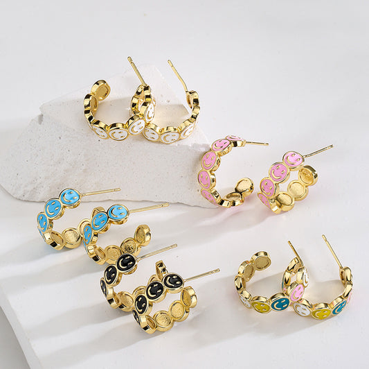 Orecchini da donna con faccina sorridente a forma di C, geometrici e giocosi, in stile INS, con base in rame, placcatura in oro 18K e finitura smaltata