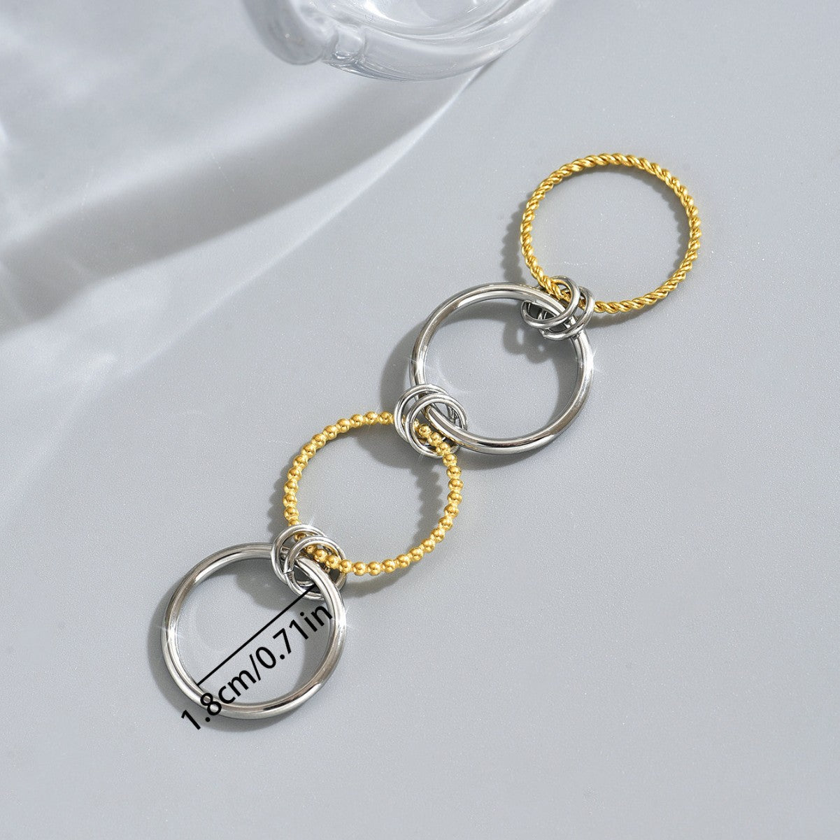 Set de anillos apilables geométricos cruzados para mujer en cobre con baño de oro de 18K