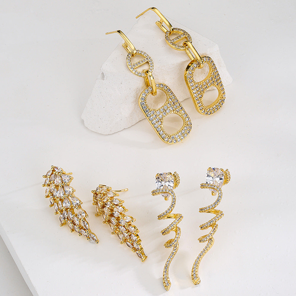 Orecchini a perno geometrici irregolari minimalisti da donna con base in rame placcato oro e zirconia micro-pavé