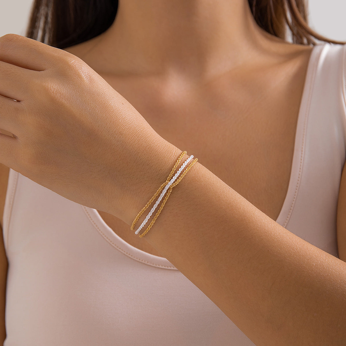 Collana a più strati geometrica minimalista da donna con base in rame e finitura galvanizzata