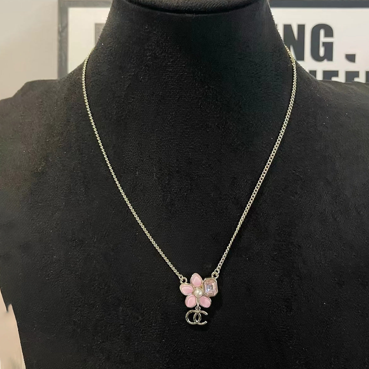 Orecchini in ottone placcato oro con fiori dolci e perni in argento sterling 925