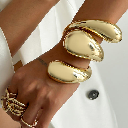 Bracciale avvolgente da donna a goccia d'acqua oversize con finitura in lega lucida e design galvanizzato resistente