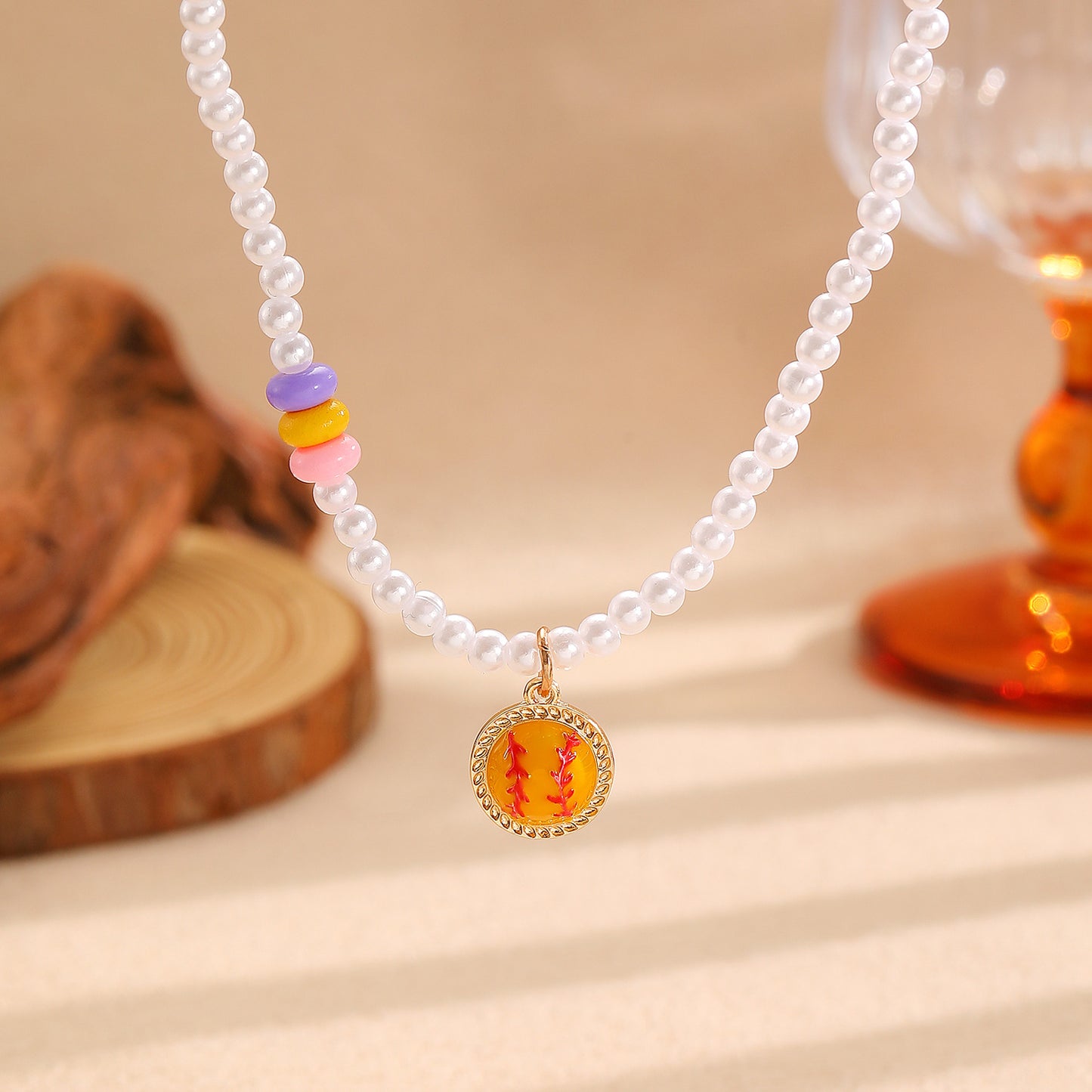 Set di Collana, Bracciale e Orecchini con Pendente a Sfera in Lega di Zinco Placcata Sportiva e Perle per Donna