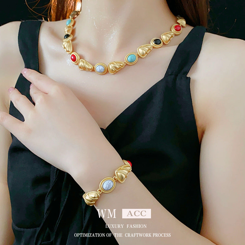 Set di bracciale con perline triangolari e collana a clavicola da donna in stile vintage, gioielli placcati in lega con design geometrico
