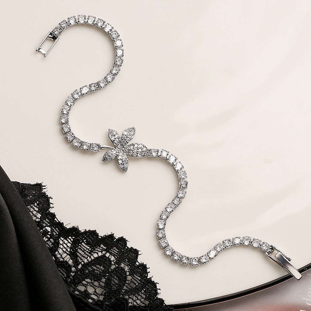 Bracciale da donna minimalista a forma di foglia in rame con zirconi