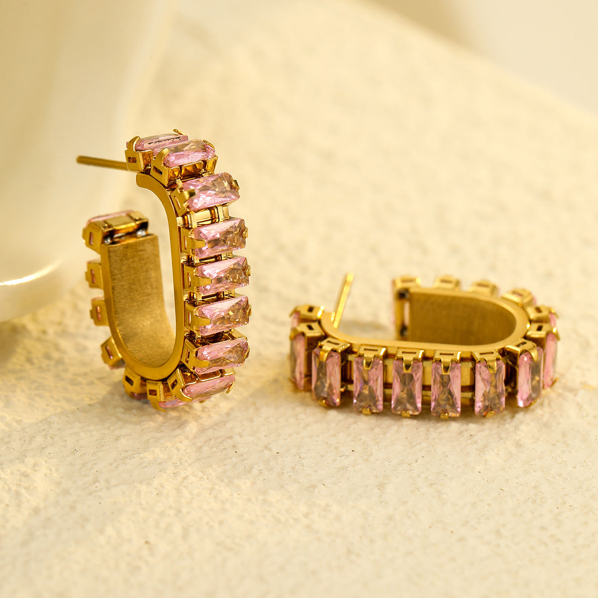 Aretes Minimalistas en Forma de U de Acero Inoxidable con Incrustaciones de Circones y Baño de Oro de 18K para Mujer