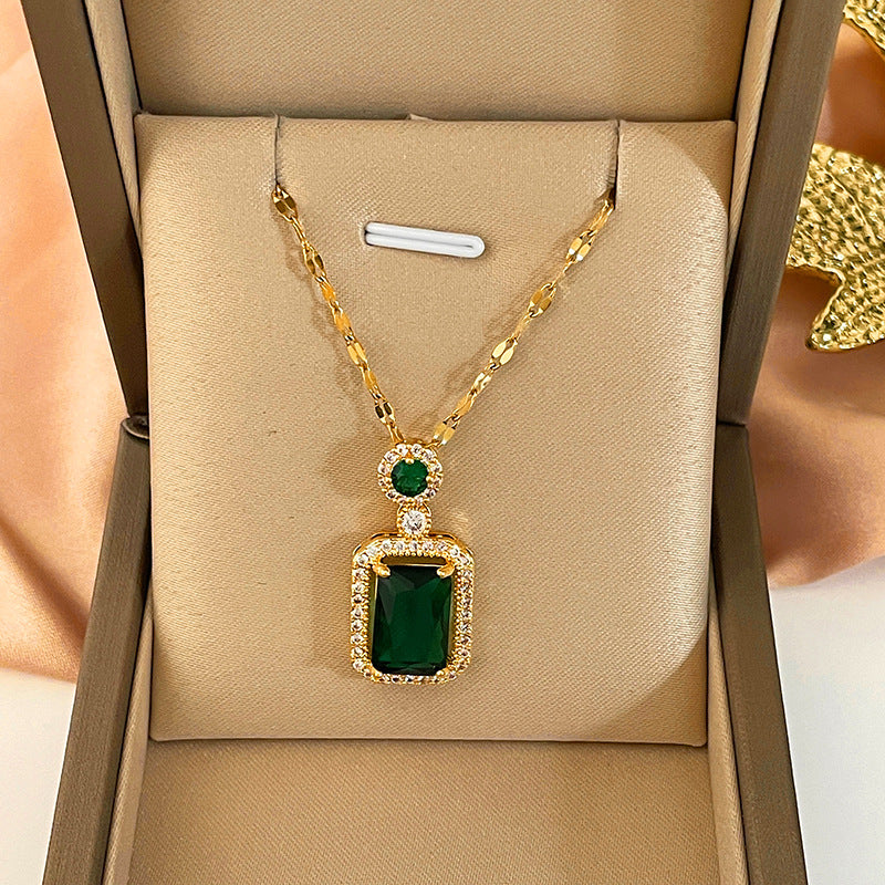 Collana da donna a forma di farfalla, in acciaio al titanio con finitura placcata e catena ondulata, dal design minimalista