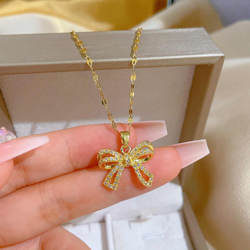 Collar Colgante de Mariposa de Acero de Titanio de Lujo para Mujer con Incrustaciones de Pedrería, Delicada Cadena de Clavícula con Diseño Geométrico, Joyería de Moda Ligera de 8g