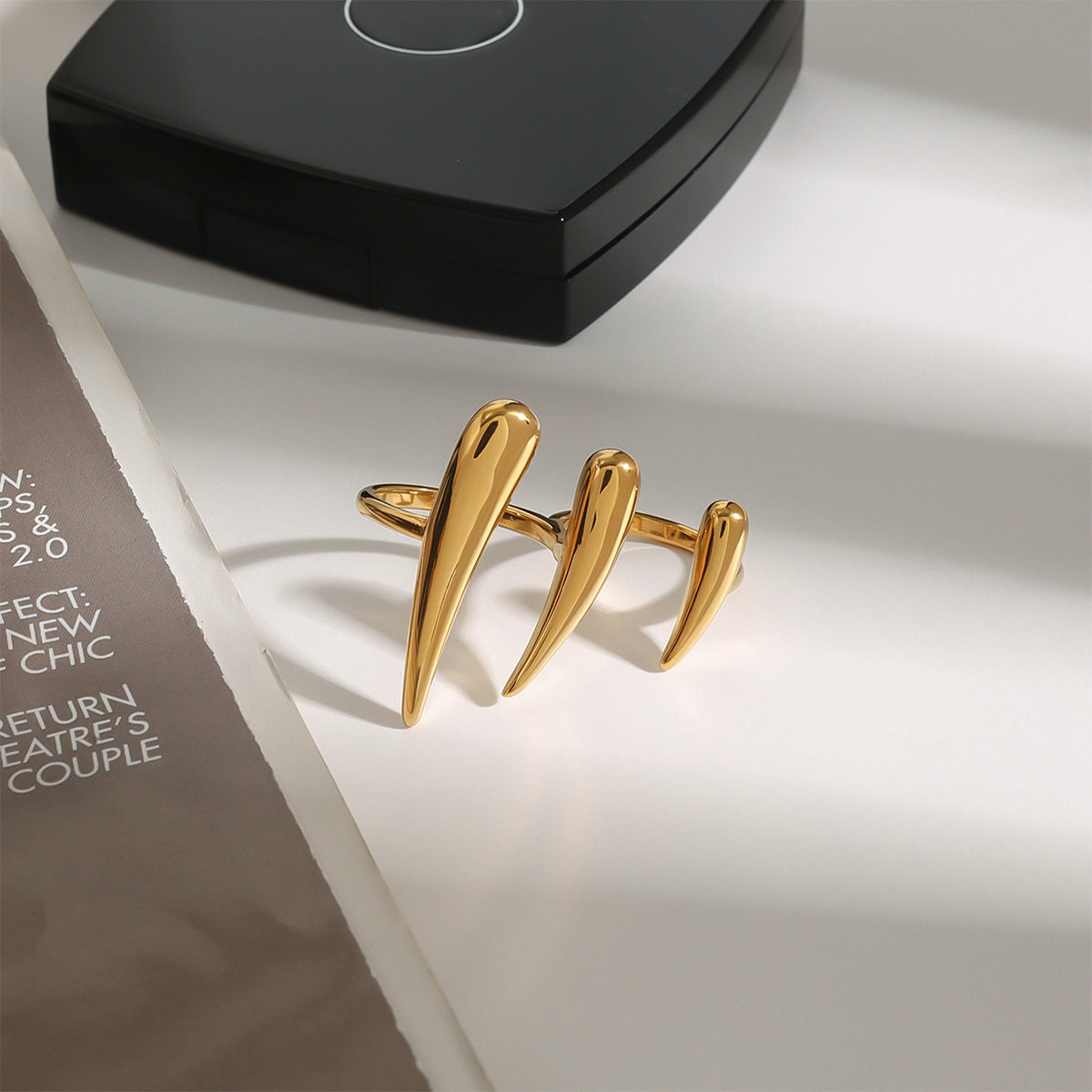 Anillo chapado de acero inoxidable geométrico minimalista para mujer con diseño de línea limpia