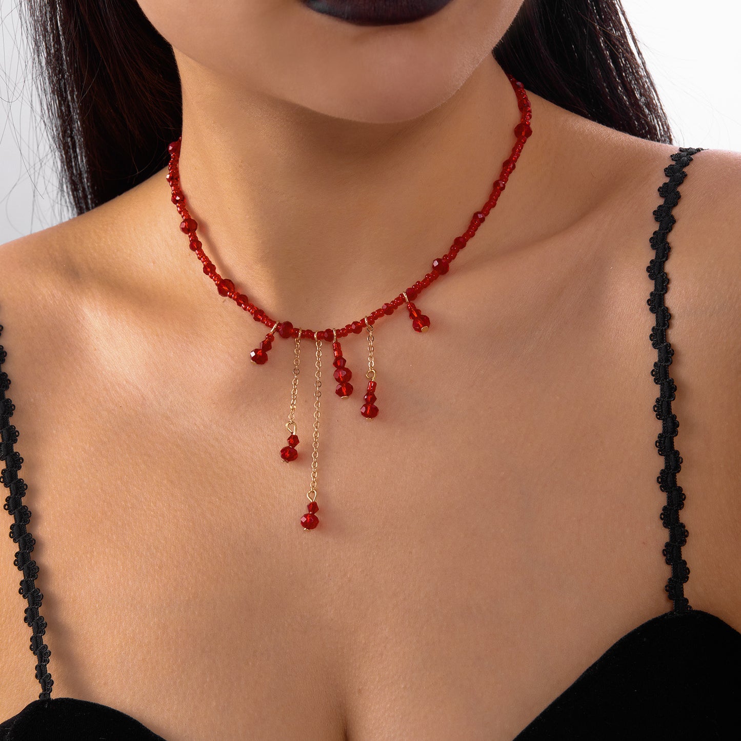 Collar con colgante de gota de sangre estilo gótico oscuro con detalles de cristal y borla para mujer
