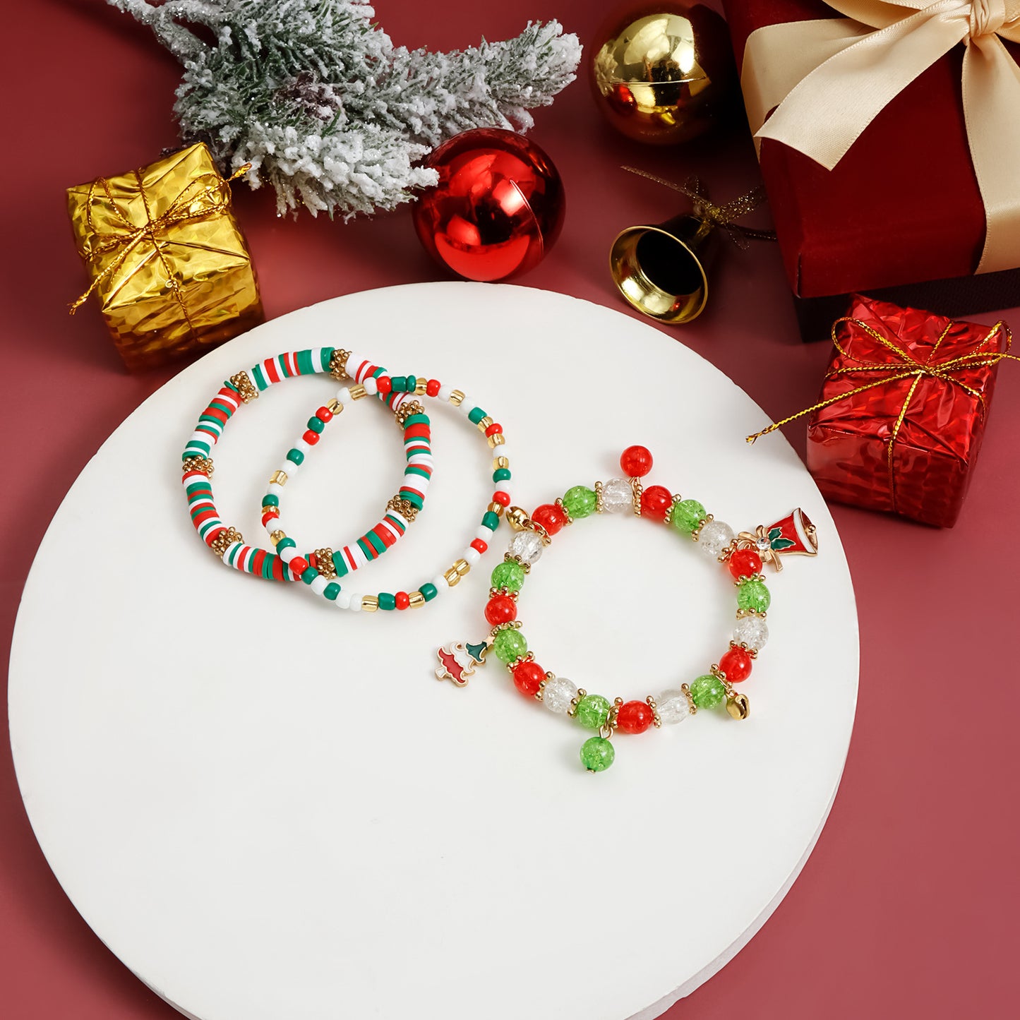 Pulsera con dije de campana de Navidad geométrica de diseño original para mujer, con detalles de metal chapado y cuentas de arcilla polimérica de colores en cordón.