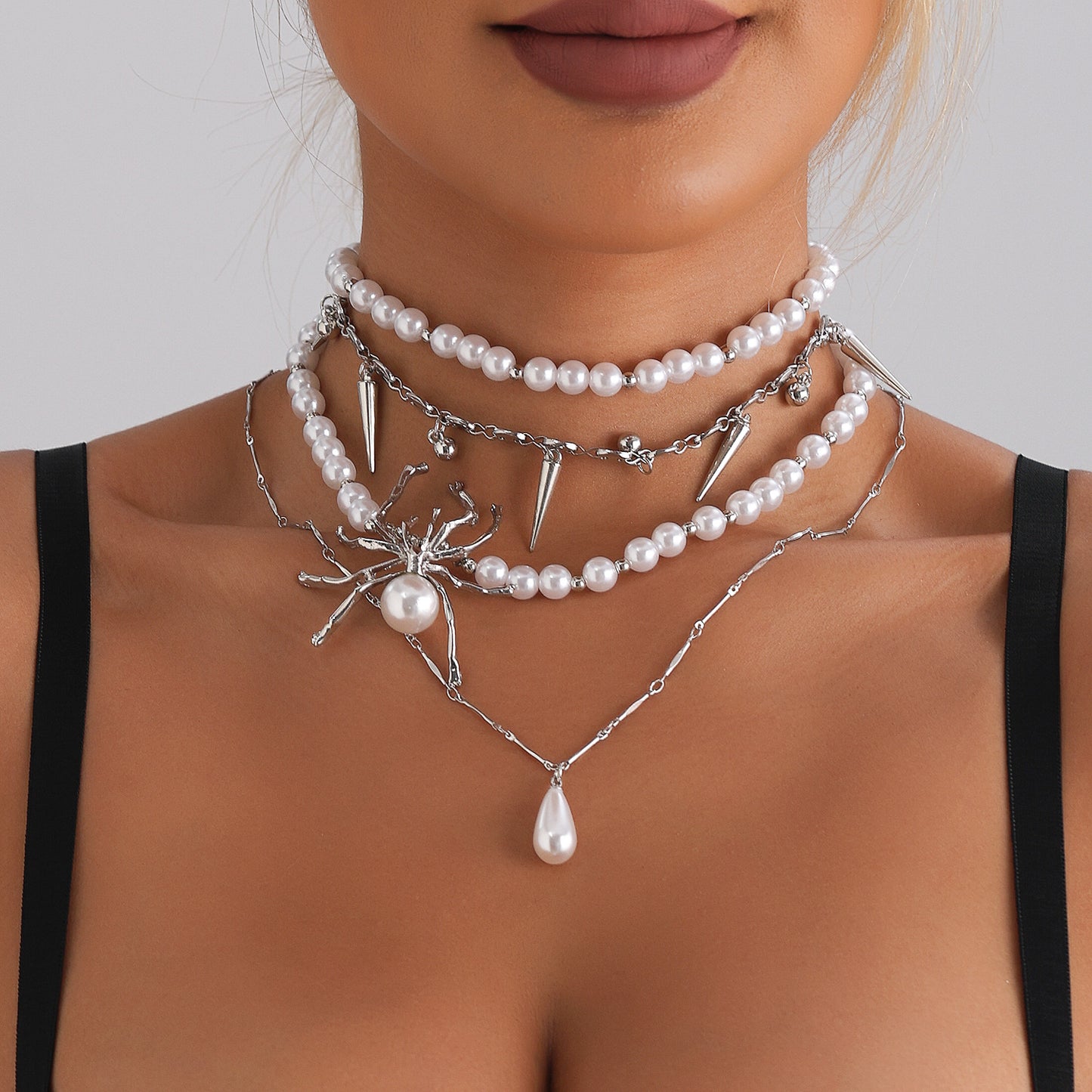 Collar Gótico Punk con Colgante de Araña Negra, Construcción de Aleación Resistente, Diseño Asimétrico, Acabado Galvanizado, Gargantilla de Cadena de Capas para Mujer