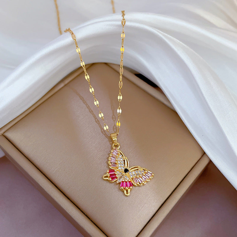 Collana con ciondolo a farfalla oversize in acciaio al titanio con dettagli micro-pavé, per donna, stile bohémien, catena clavicola