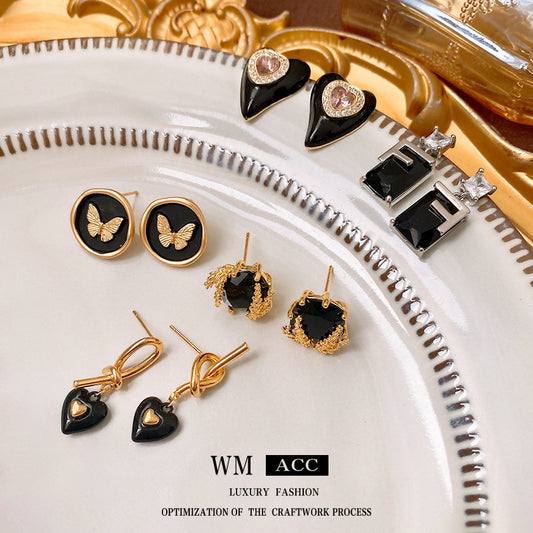 Pendientes de lujo con esmalte en forma de corazón y aguja de plata bañada en oro para mujer con acento negro minimalista