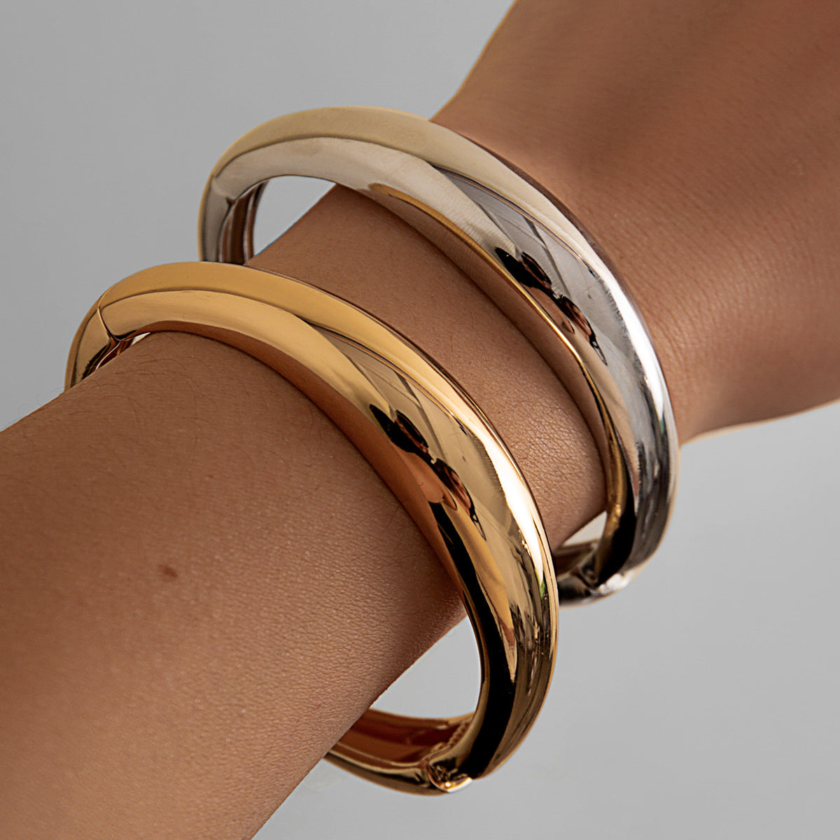 Juego de pulseras de aleación con superficie de arco geométrico exagerado y acabado chapado para mujer