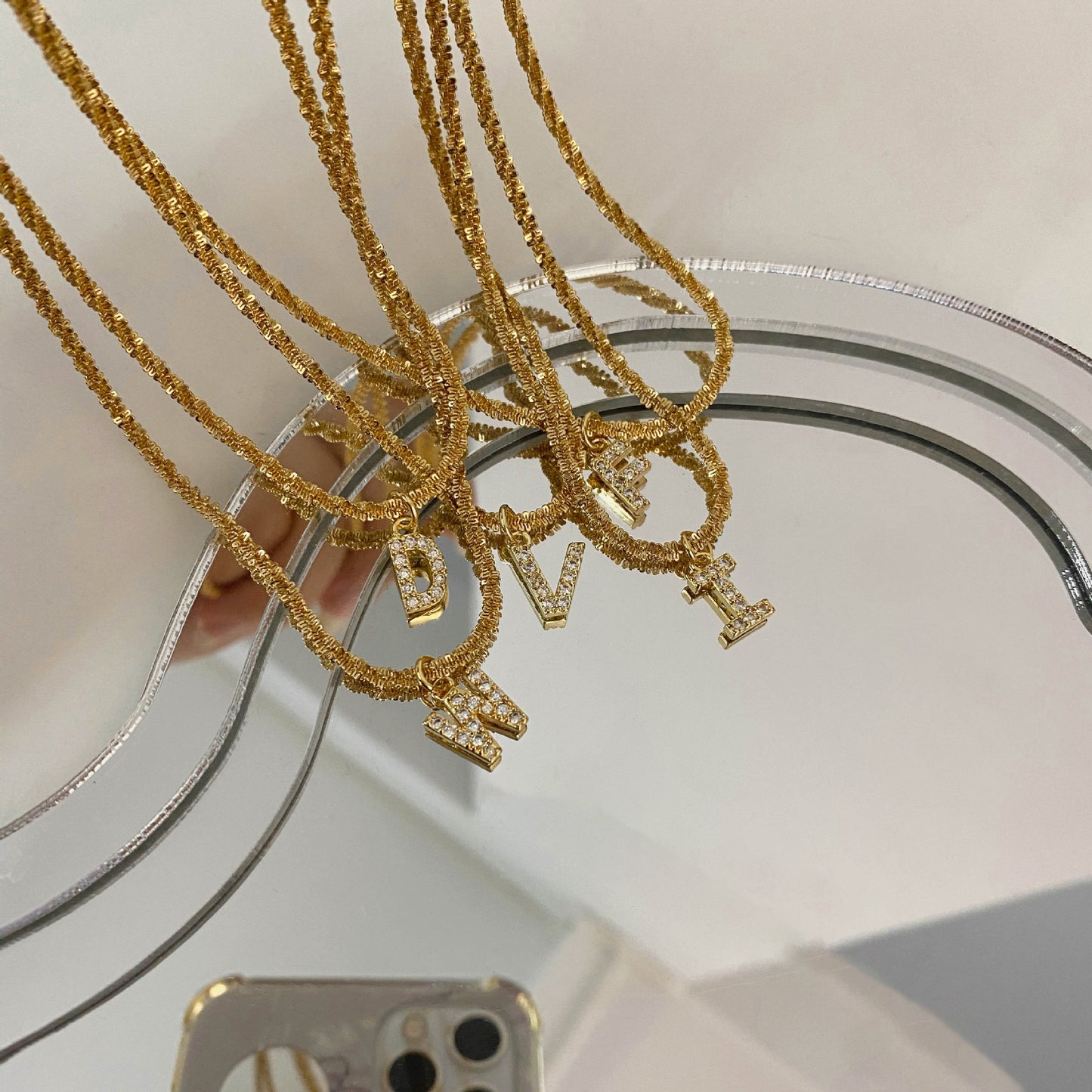 Collana da Donna Minimalista a Forma di Lettera in Acciaio al Titanio con Zirconi Intarsiati e Catena Ondulata