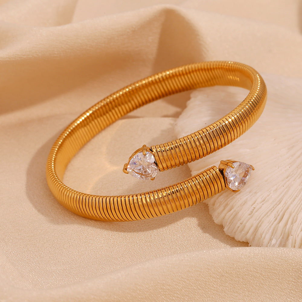 Bracciale alla moda da donna in acciaio inossidabile placcato oro 18 carati a forma di cuore con zirconi, modello aperto