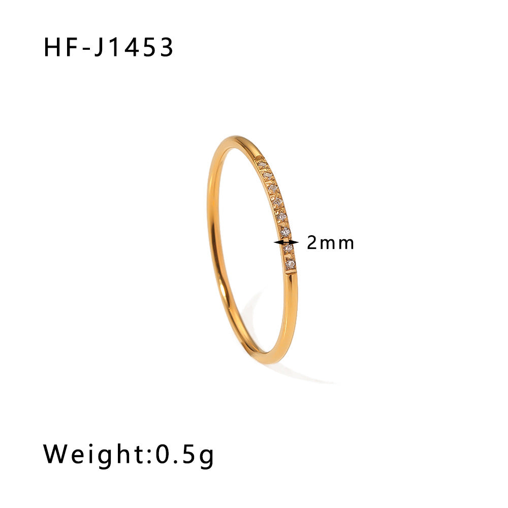 Anello da donna minimalista in acciaio al titanio con geometria e zirconi micropavé placcati in oro 18 carati