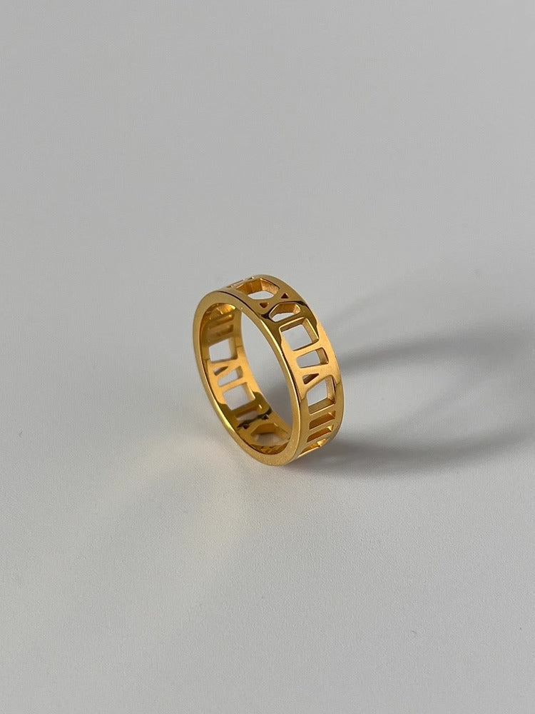 Anello Minimalista in Acciaio al Titanio con Numeri Romani per Uomo e Donna, Design Intagliato e Finitura Placcata