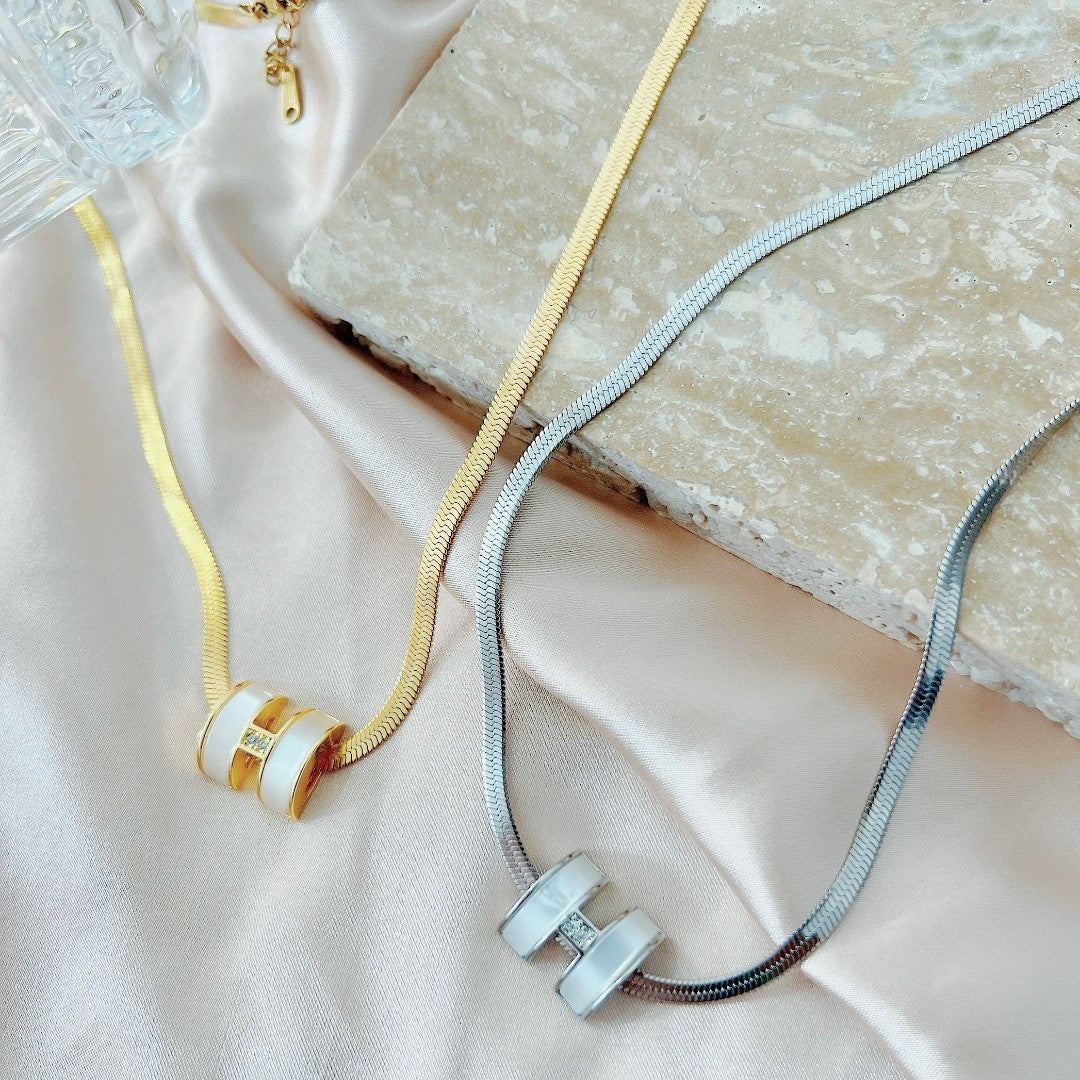 Collana pendente con iniziale H minimalista da donna in acciaio al titanio con intarsio di strass su catena a maglia.