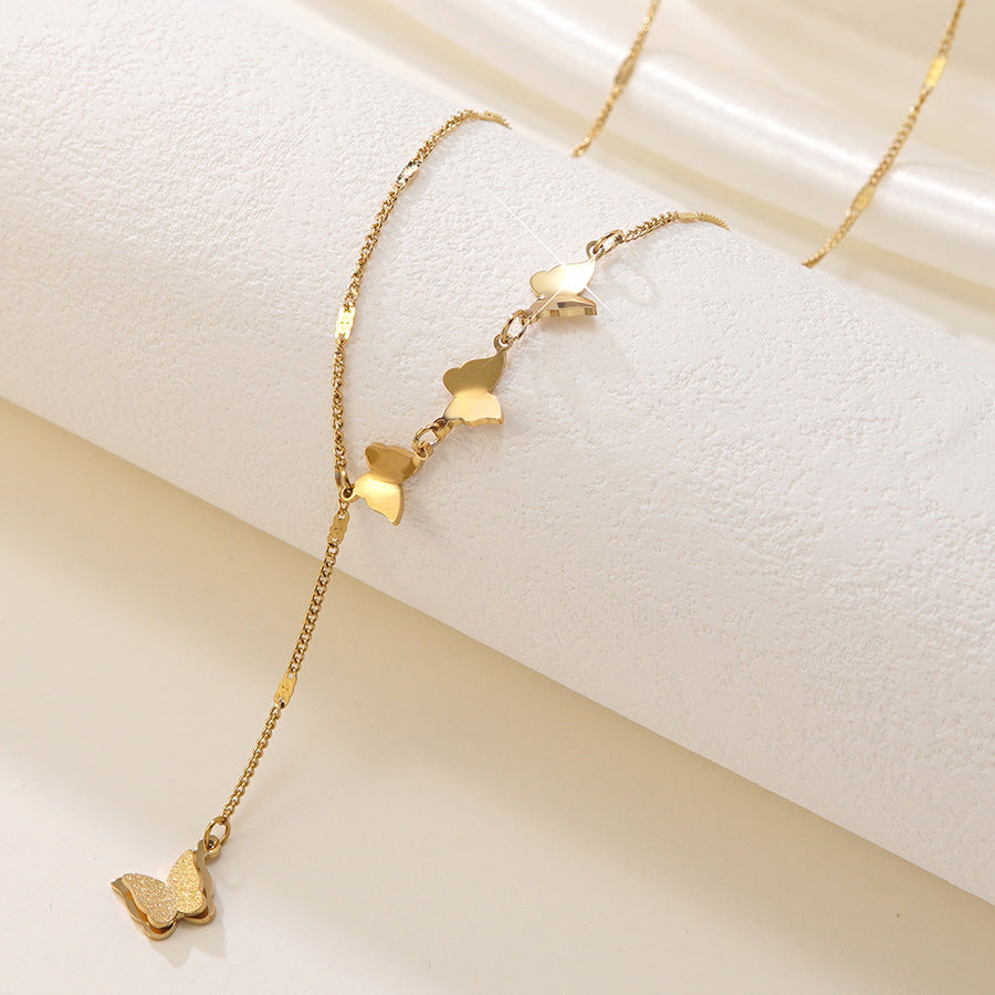 Collana a farfalla da donna in acciaio al titanio placcato oro di lusso con nappa