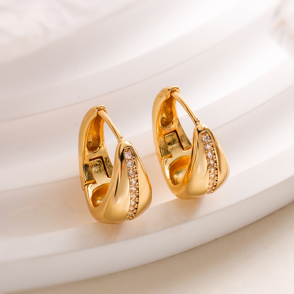 Orecchini da donna geometrici minimalisti placcati oro con zirconi, micro-pavé e design irregolare