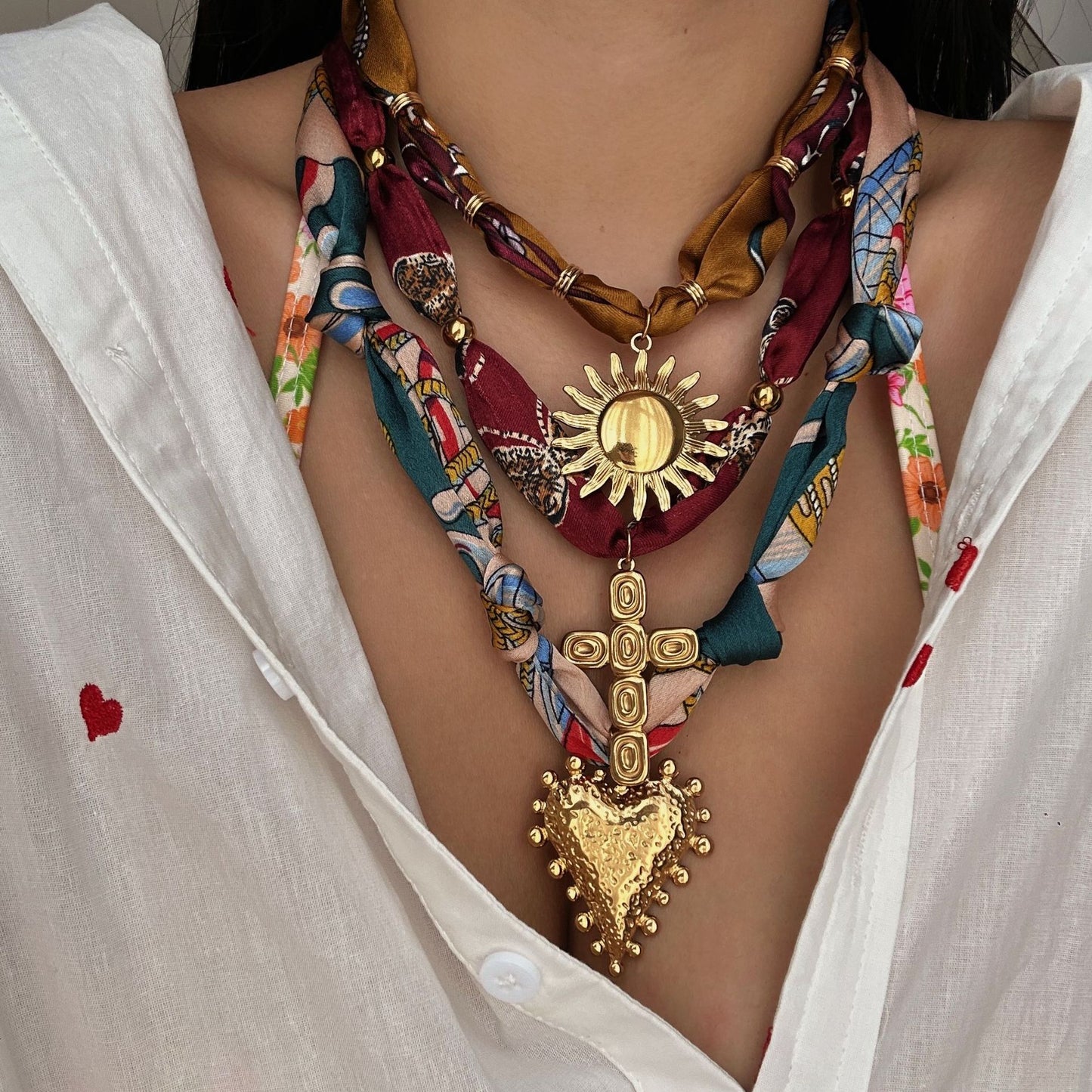 Collar con colgante informal de cruz y corazón de acero inoxidable para mujer