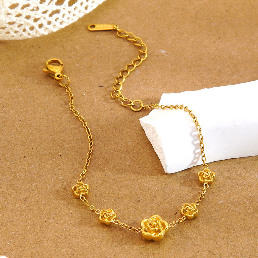 Set minimalista di collana e bracciale con fiore di camelia in acciaio inossidabile con pendente in acciaio al titanio su catena a cavo