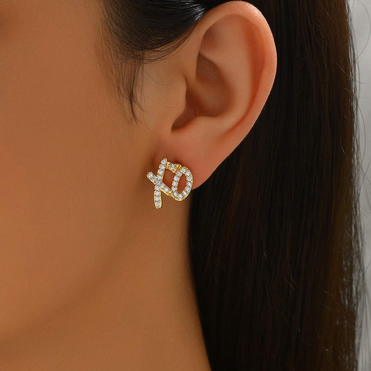 Orecchini a perno da donna minimalisti geometrici a forma di XO in rame con intarsio in zircone