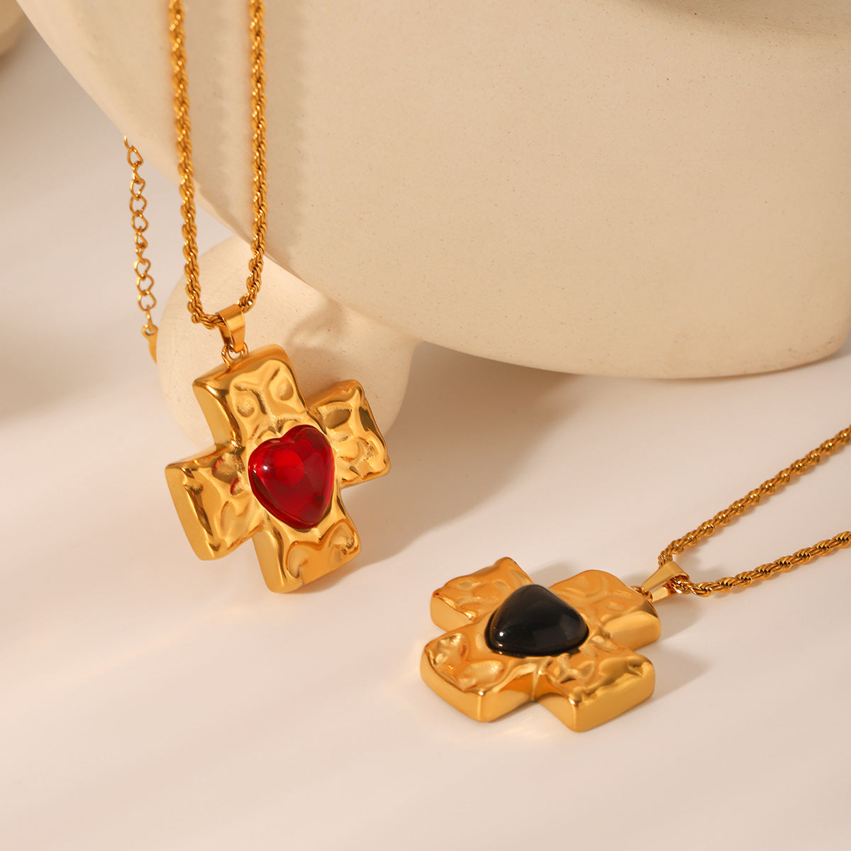 Collana con Pendente Minimalista a Croce e Cuore in Acciaio Inox con Texture Martellata, Intarsio di Strass e Catena Ritorta da Donna