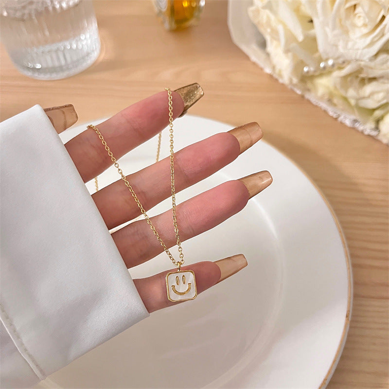 Collar Minimalista Geométrico con Colgante de Cara Sonriente de Nácar en Acero de Titanio con Acabado Chapado para Mujer