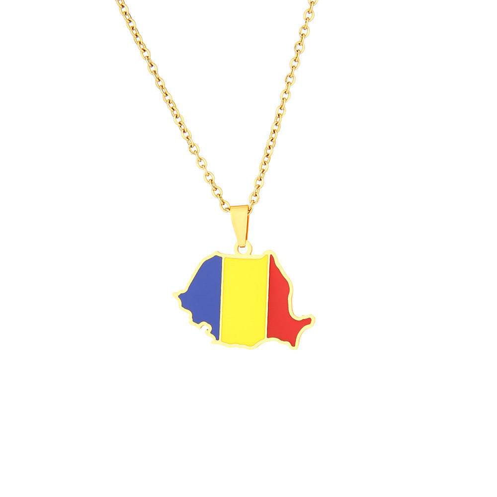 Collana con ciondolo a mappa etnica geometrica rumena in acciaio inossidabile con intarsio in acciaio al titanio e finitura smaltata su catena a maglie ovali
