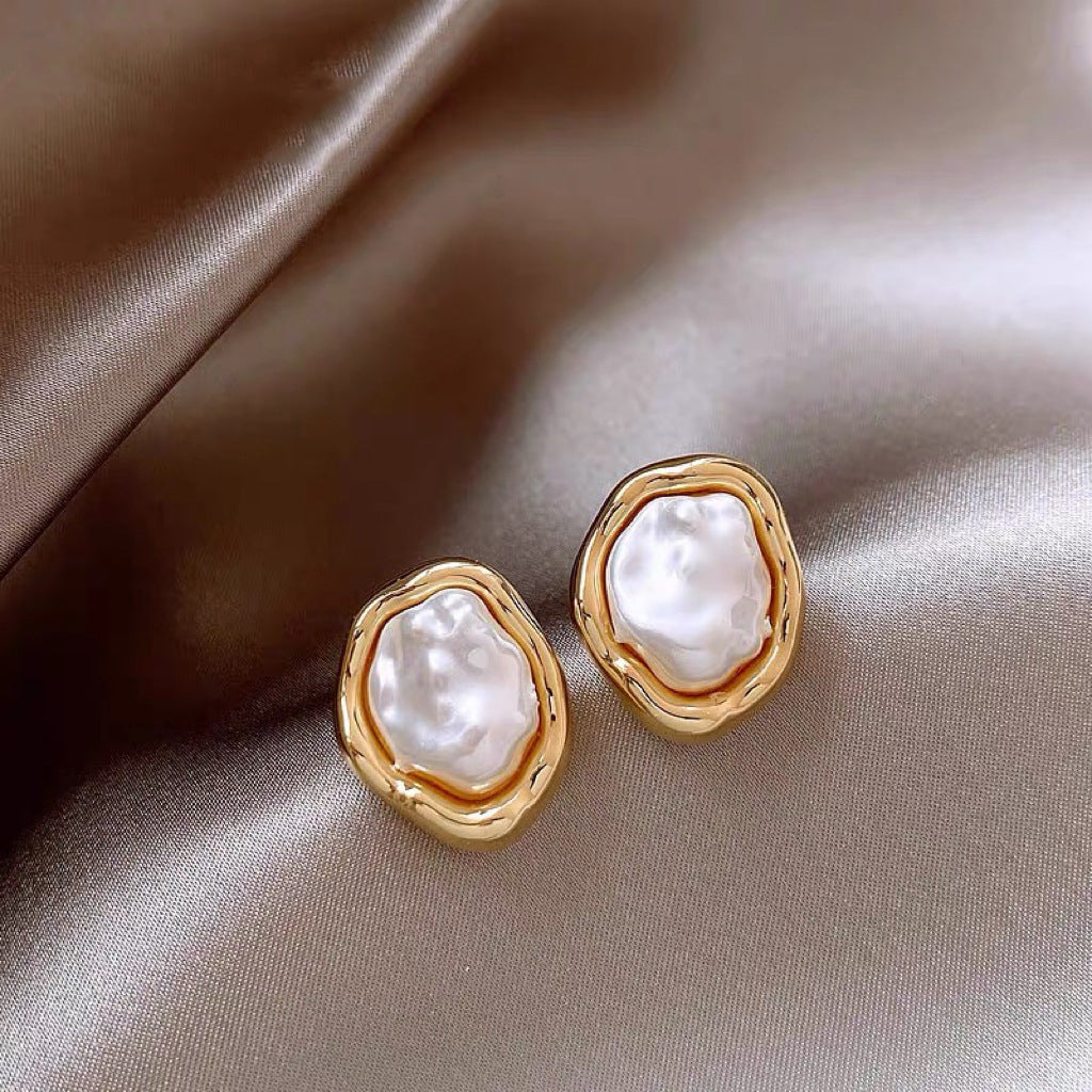 Elegantes pendientes florales de perlas con postes de plata chapados en oro para mujer