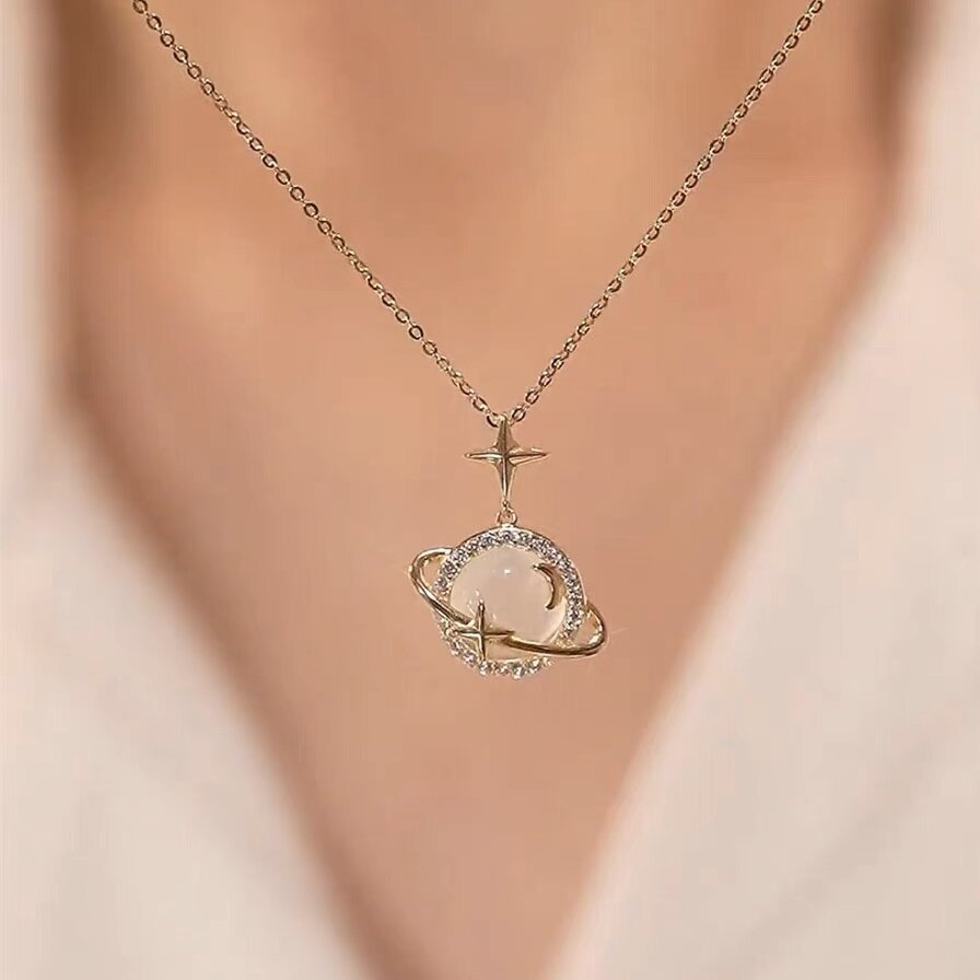 Collana con Ciondolo a Pianeta Minimalista in Acciaio al Titanio con Occhio di Gatto in Rame Placcato Oro e Accenti di Zirconi su Catena a O per Donna