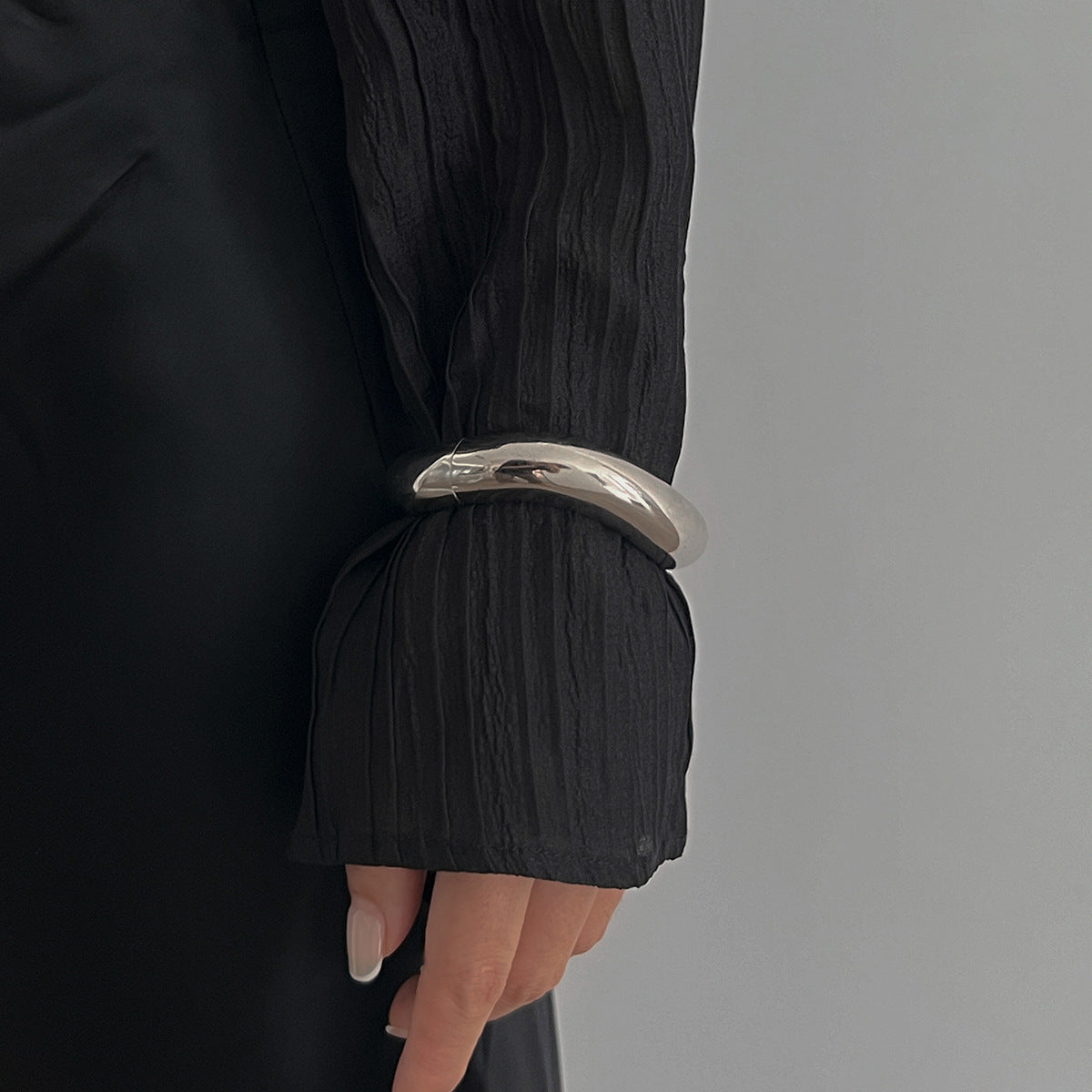 Bracciale rigido geometrico aperto da donna con finitura in lega lucida e superficie placcata