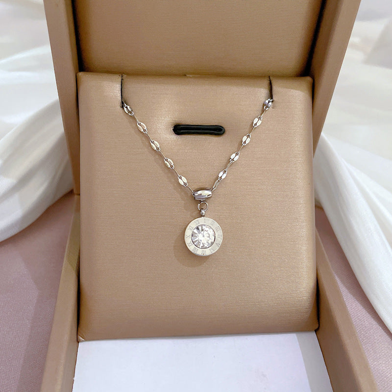 Collana con pendente geometrico minimalista in acciaio al titanio placcato per donna
