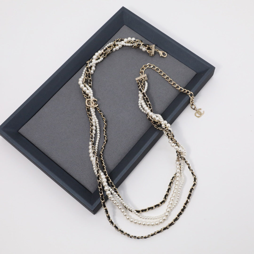Collar de cadena con cuerda de perlas y letras de lujo elegante para mujer