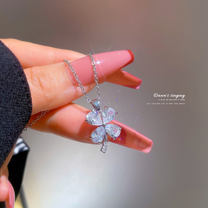 Collana da donna minimalista con intarsio di strass, in acciaio al titanio, con design geometrico