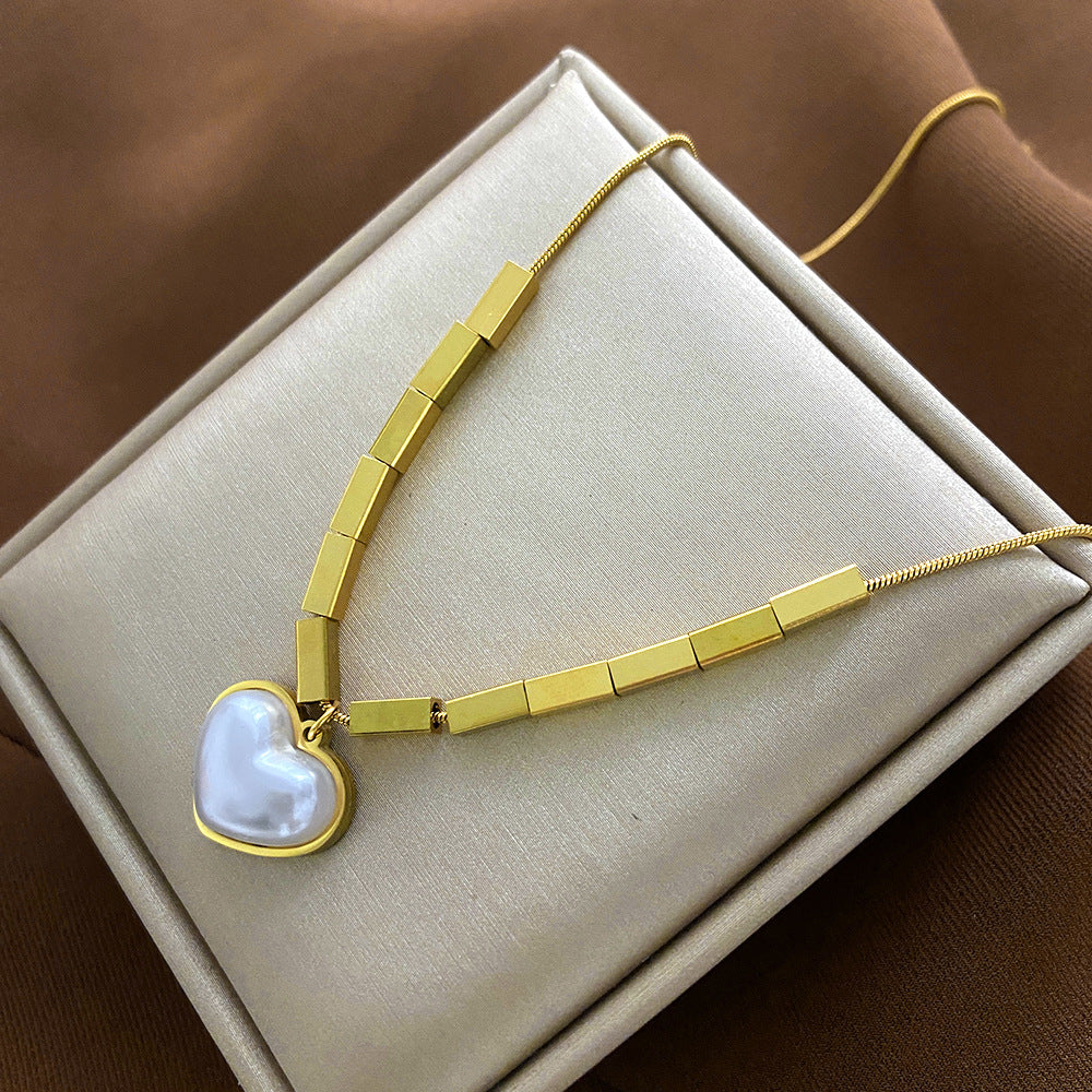 Collana girocollo con ciondolo a cuore geometrico minimalista per donna, in acciaio al titanio con catena a serpente