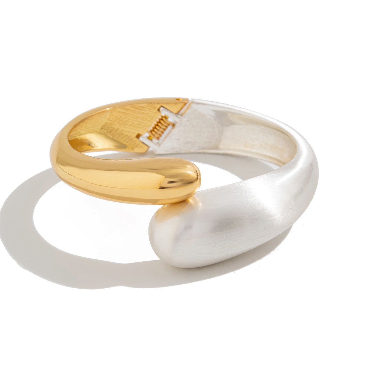 Bracciale rigido a molla vintage oversize da donna in lega con finitura placcata