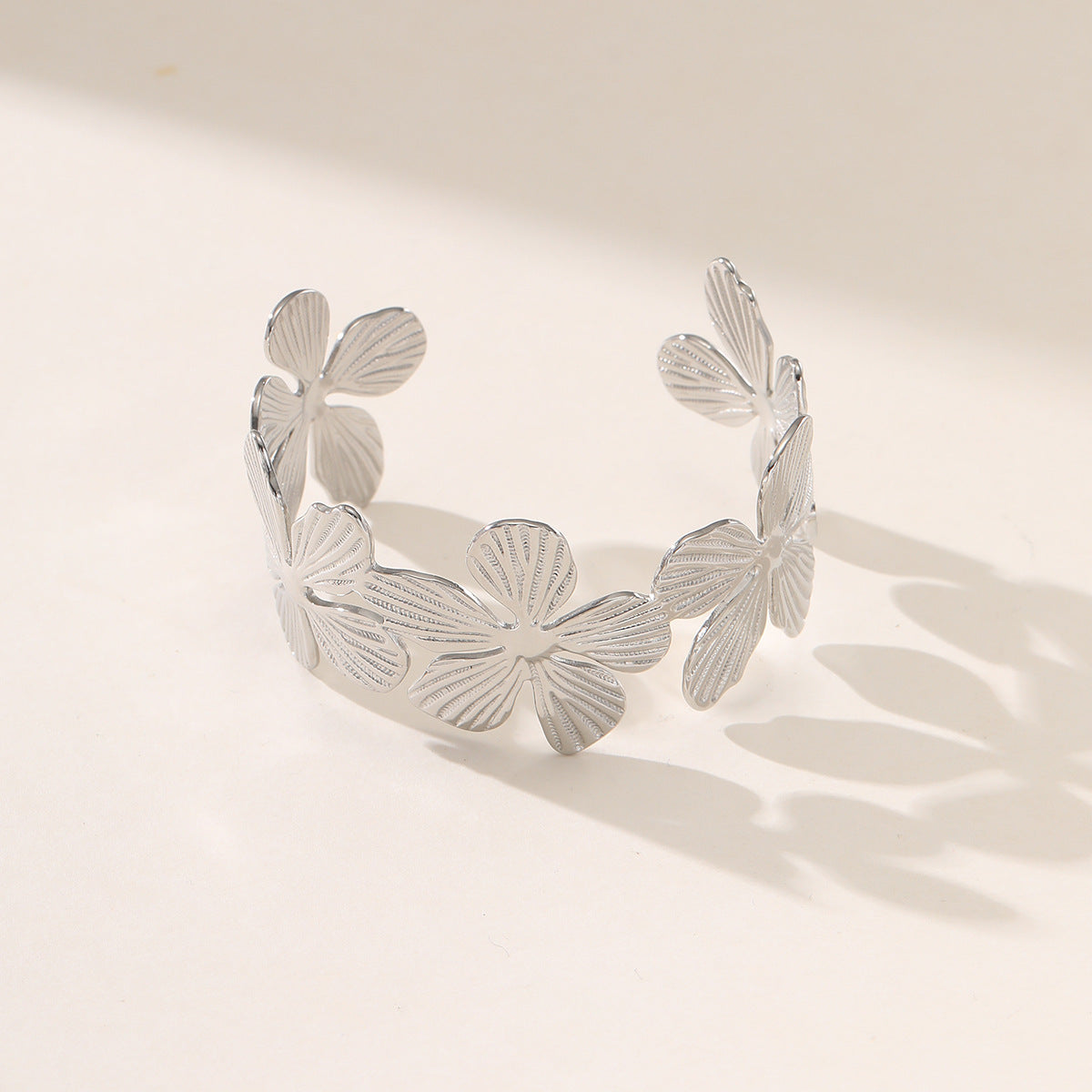 Pulsera de acero inoxidable chapado en oro de 18 quilates con pétalos de flores de moda para mujer