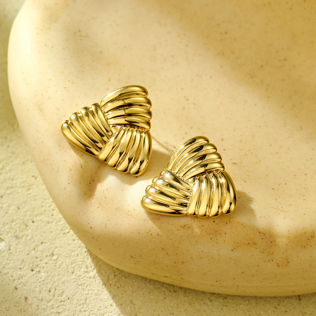 Pendientes de titanio con forma de triángulo minimalista y texturizado para mujer, a la moda, ligeros, lujosos, hipoalergénicos, tipo botón.