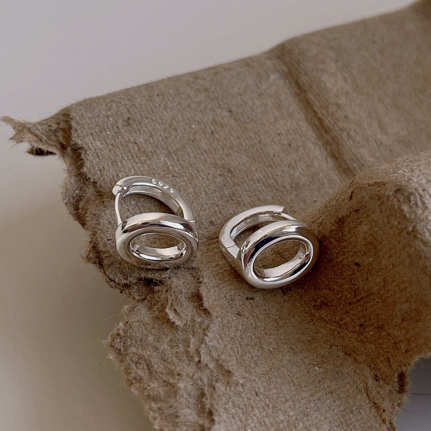 Orecchini a Cerchio Minimalisti a Stella in Argento Sterling 925 con Dettaglio Lettera da Donna