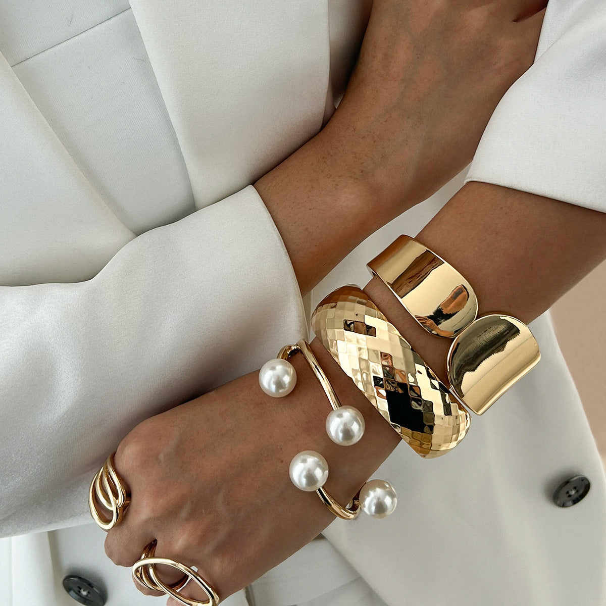 Pulsera vintage tejida de estilo francés con detalles de perlas de imitación y brazalete abierto pulido con patrón de diamante martillado