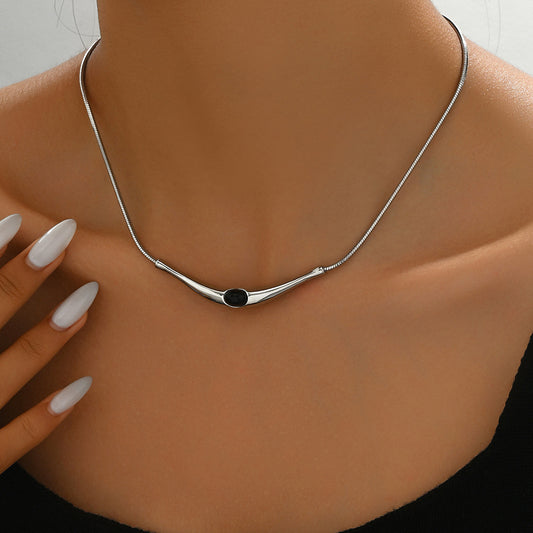 Collar colgante de luna creciente minimalista para mujer con incrustaciones de ágata negra en cadena de cobre